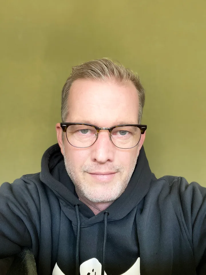Porträt, neutraler Hintergrund, JPEG 2316 × 3088 px